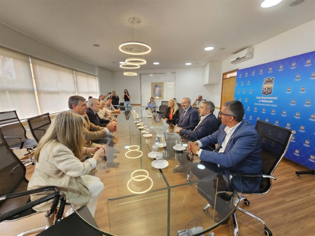 Santalices estreita relacións institucionais con diferentes entidades do Uruguai, como o alcalde de Punta del Este, fillo de galego